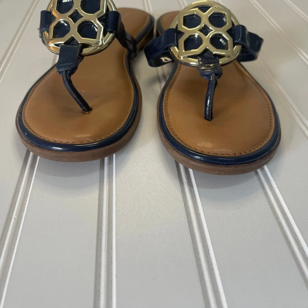 Kelly & Katie Dahlin Navy Blue Patent Gold Medallion Thong Sandals Womens 8.5M